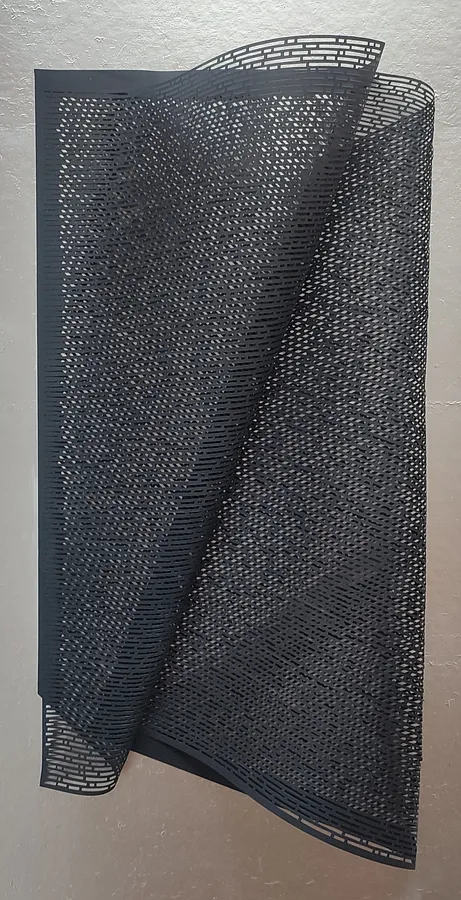 Imagen de Untitled vytynanka (cutting paper) - Неназвана витинанка de Орест Гелитович, tamaño: 100х70 см, hecho de Папір, фольга, картон, medio Графіка, de Львів