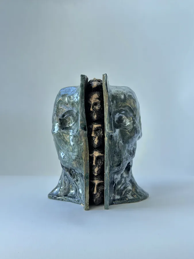 Imagen de Heads 2 de VITALIY KRASUTSKIY, hecho de Chamotte clay, glazes, medio Escultura, de Lviv, parte de la serie Series 1