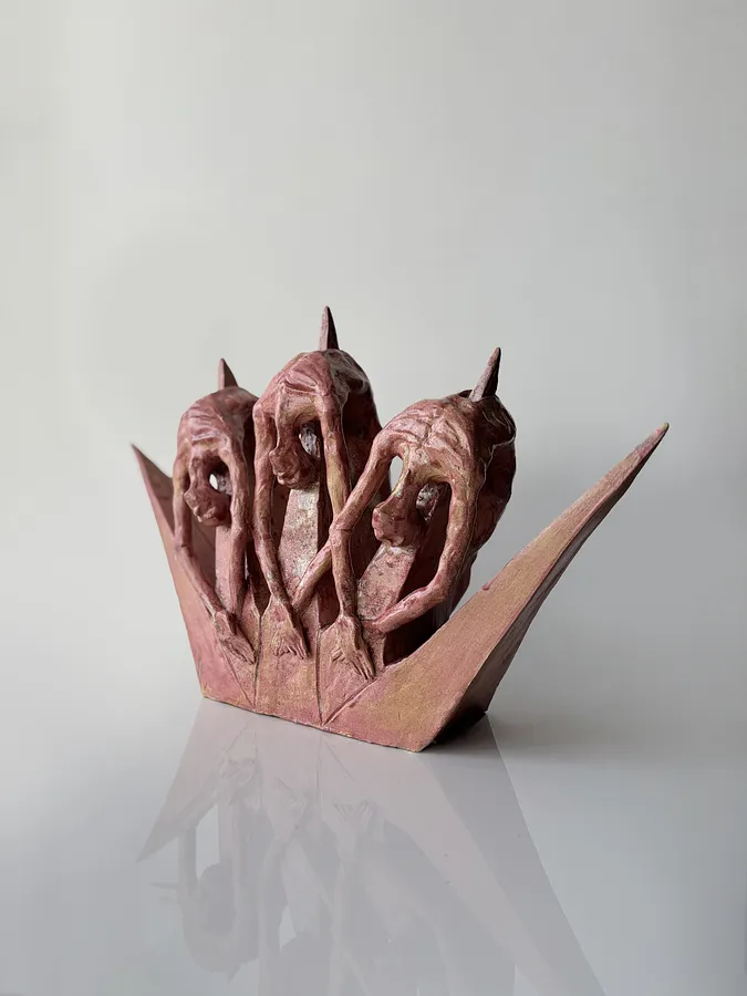 Obraz Crown autorstwa WITALIJ KRASUCKI, wykonany z Chamotte clay, glazes, medium Rzeźba, z Lviv, część serii Series 1, cena: €2000 (≈ 103 061 грн)