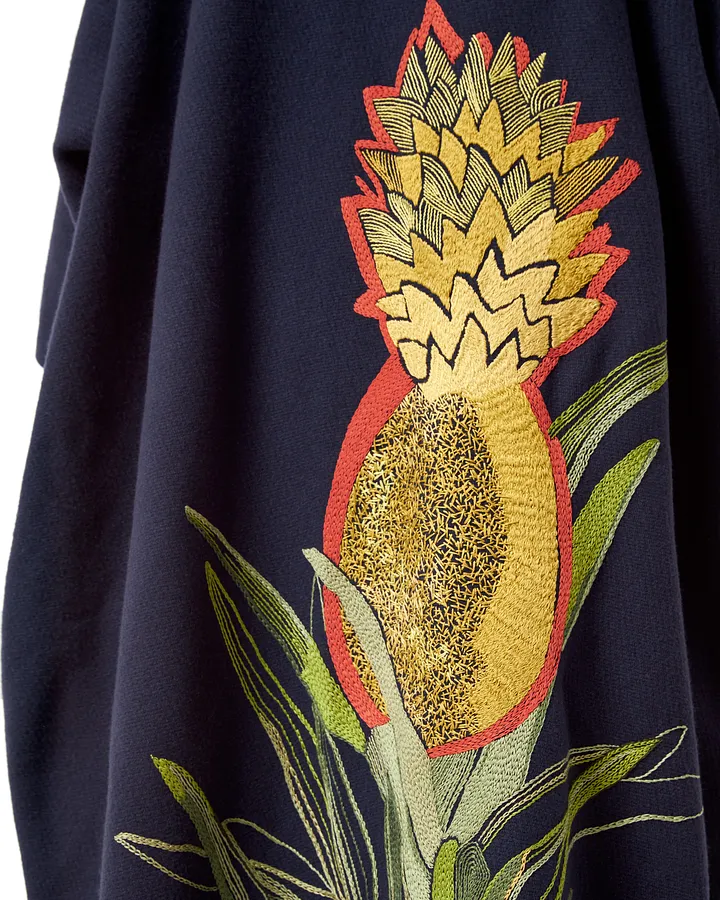 Imagen de Pineapple Coat de Artem Andreichuk, tamaño: 110 × 82 cm, hecho de embroidery on fabric, medio Works