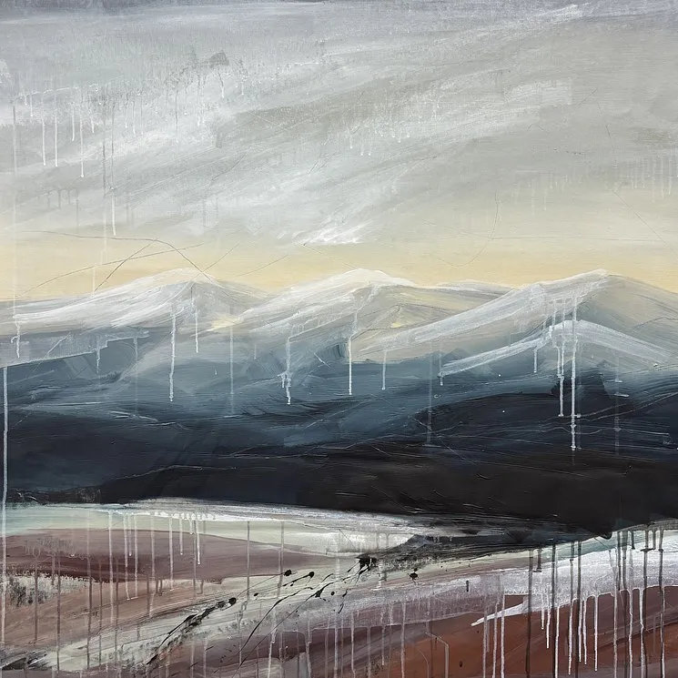 Immagine di New Stories/6 – Contemporary Abstract Mountain Painting in Blue Grey and Rose Tones di Helen Mount, medium: Painting