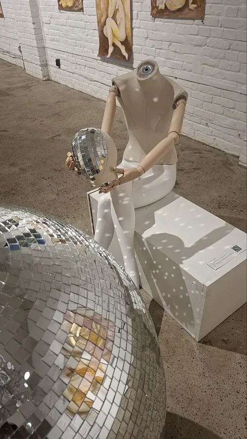 Immagine di Observer di Daria Habich, dimensioni: 80 x 170 cm, materiali: Mannequin, Styrofoam ball, mirrored mosaic, acrylic paints, varnish., medium: Instalation, città: Ukraine, serie: Quantum theories, prezzo: €2400