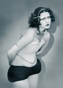 Imagen de SELF MADE VISIBLE, 7 de Polina Rais