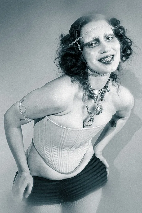Imagen de SELF MADE VISIBLE, 9 de Polina Rais