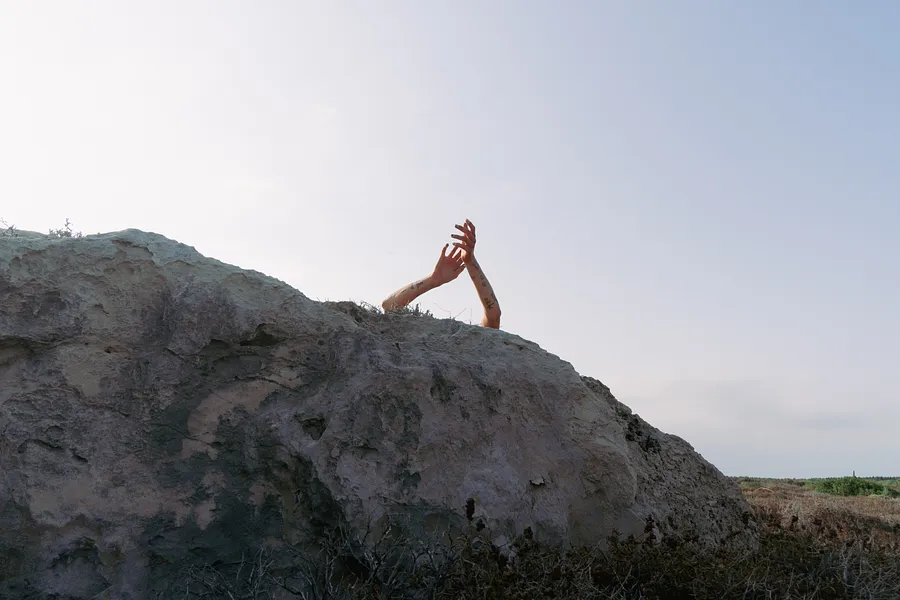 Bild von CARRIED, 1 von Polina Rais, Staged photography Medium, Teil der CARRIED  Serie