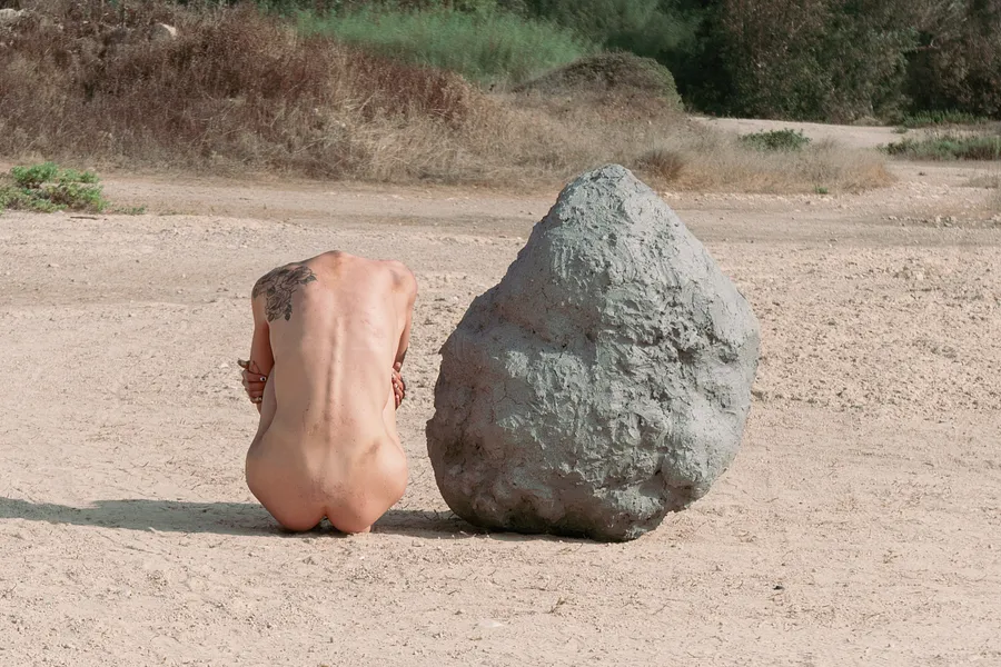 Bild von CARRIED, 5 von Polina Rais, Staged photography Medium, Teil der CARRIED  Serie