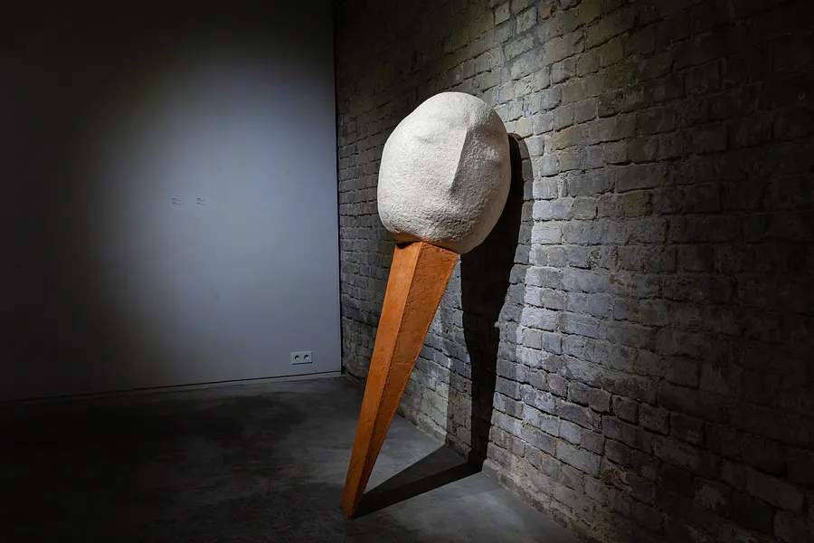 Image de Опора par Denys Shymanskyi, taille : 175х55х55, médium Sculpture, faisant partie de la série Залежність, au prix de $4000
