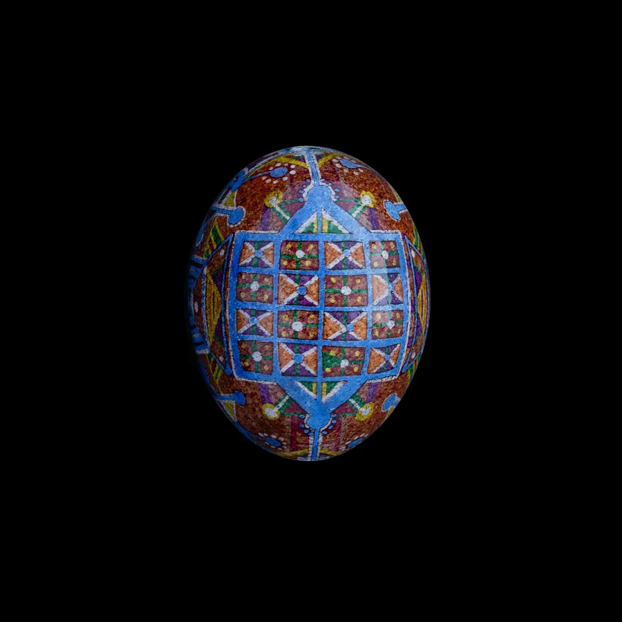 Imagen de геометрична 2024 de Синтез Традиції, hecho de віск, яйце, барвник, medio Писанки, de Львів, parte de la serie геометричні орнаменти
