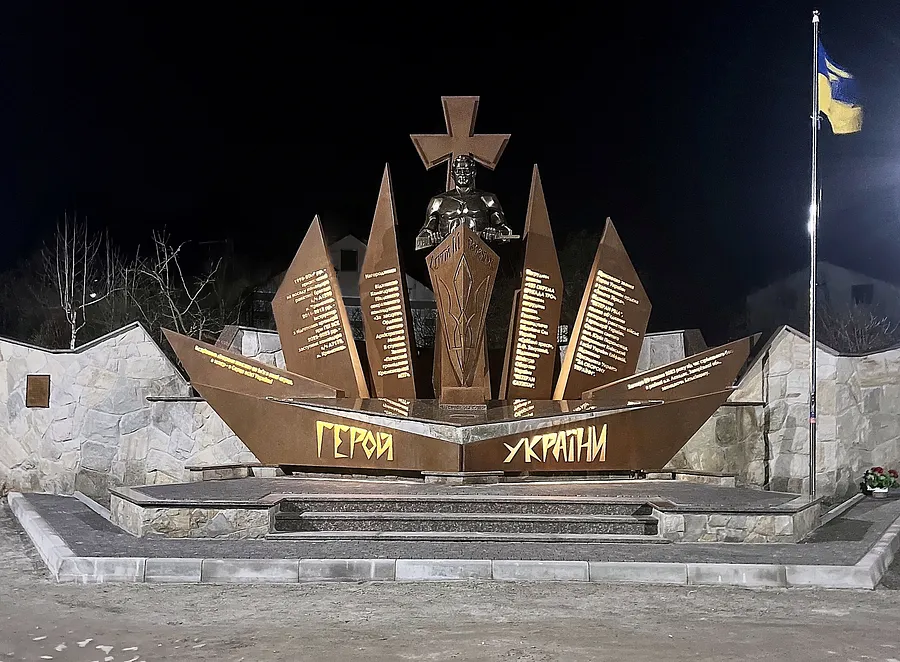 Imagen de Меморіал Герою України полковнику СЕРГІЮ ЛІ de Роман Кикта, hecho de Кортенова сталь, композитні матеріали, medio Скульптура Пам'ятники 