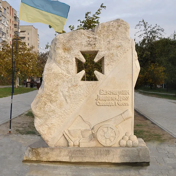 Imagen de Пам'ятний знак "БЕЗСМЕРТНИМ ЛИЦАРЯМ ДУХУ" de Роман Кикта, tamaño: 2500/2000/1000 мм, hecho de Вапняк, medio Скульптура Пам'ятники , de м. Львів, вул. І. Сірка