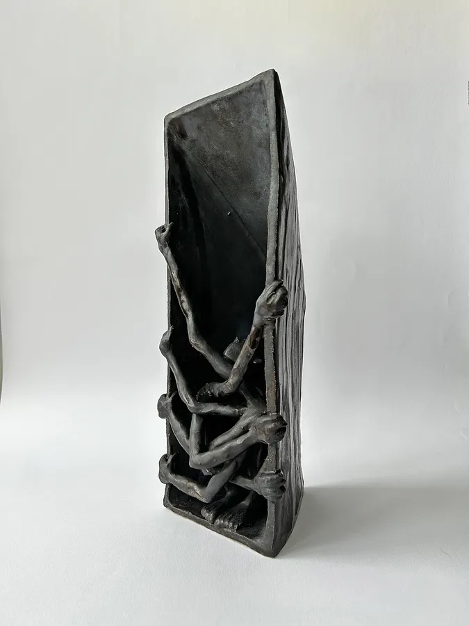 Obraz Enclosure autorstwa WITALIJ KRASUCKI, wykonany z ceramics, medium Rzeźba, z Lviv, część serii Series 1, cena: €400 (≈ 20 612 грн)