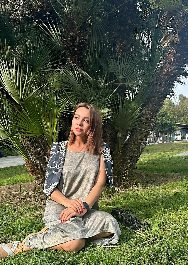 Porträt von Mari Frolova, der im Artist-Stil arbeitet (Nice, Frankreich)