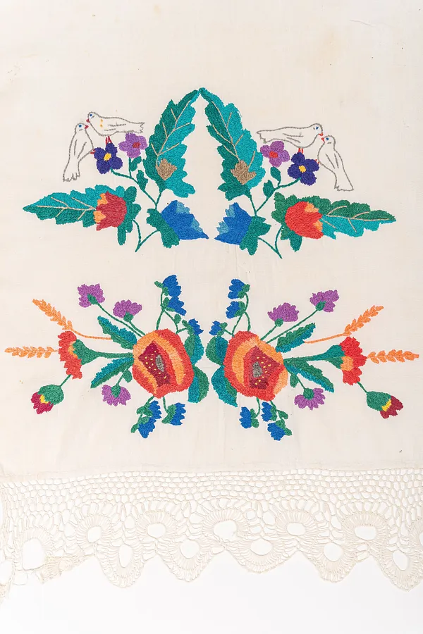Image of Весільний вишитий рушник, Буковина by Ія Степанюк.        Приватна Збірка, made of полотно, нитки, гачковане мереживо, Текстиль medium