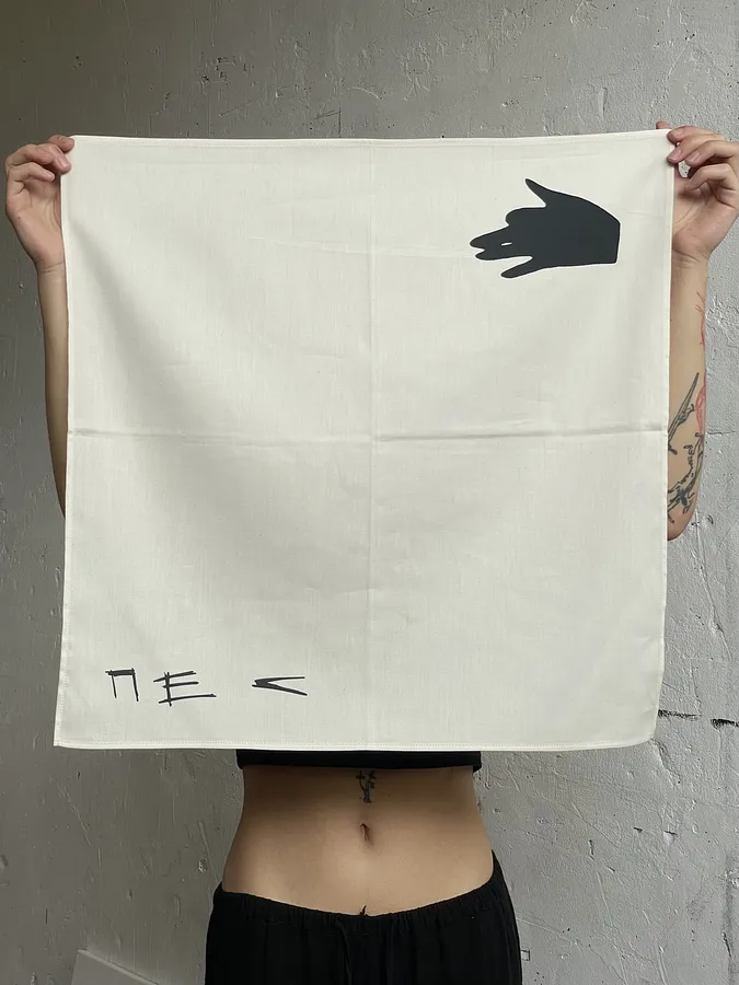 Imagen de “Pes” de ANNA VERIKI, tamaño: 55x55 cm , hecho de Cotton, silkscreen, medio Graphics, de Kyiv , parte de la serie Horses, con un precio de €32