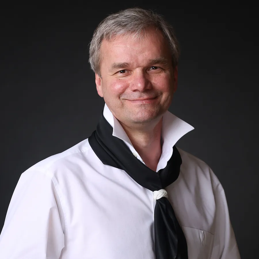 Porträt von VOLODYMYR GLUKHOMANYUK, der im architect, marine artist-Stil arbeitet (Valencia, Spanien)