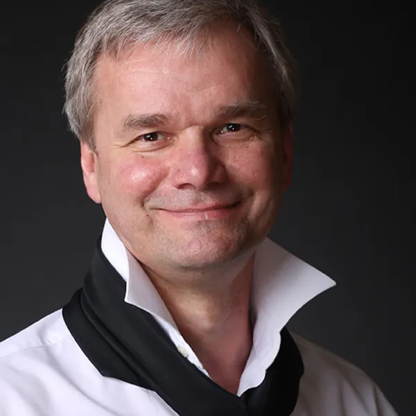 Ritratto dell'artista VOLODYMYR GLUKHOMANYUK, che lavora nello stile architect, marine artist (Valencia, Spagna)