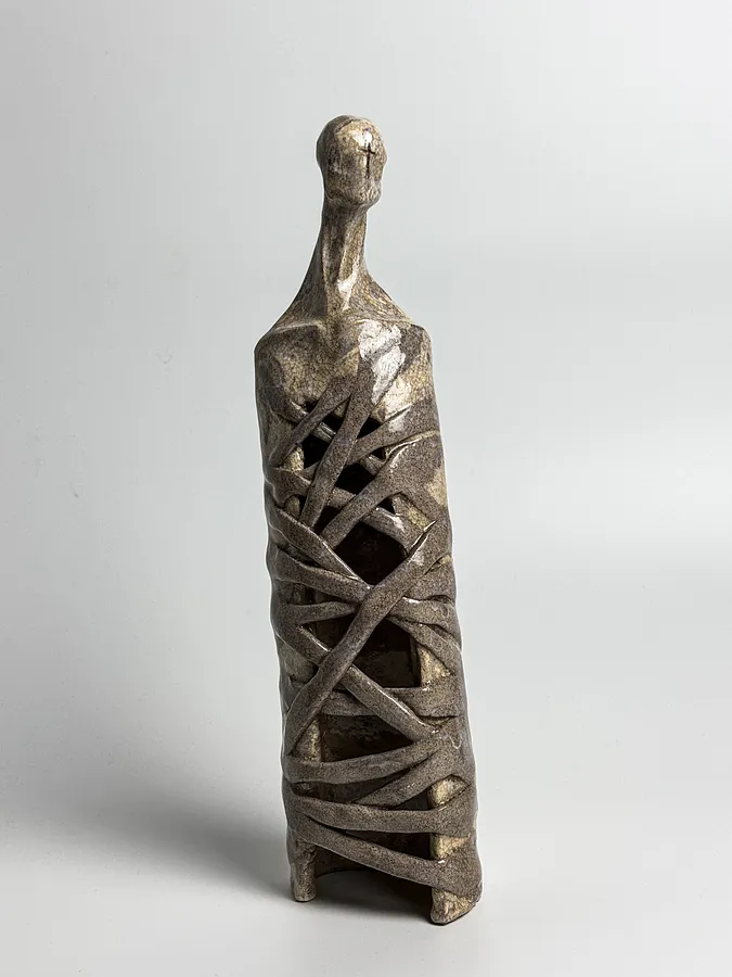 Imagen de Wrapped de VITALIY KRASUTSKIY, hecho de Chamotte clay, glazes, medio Escultura, de Lviv, parte de la serie Series 1