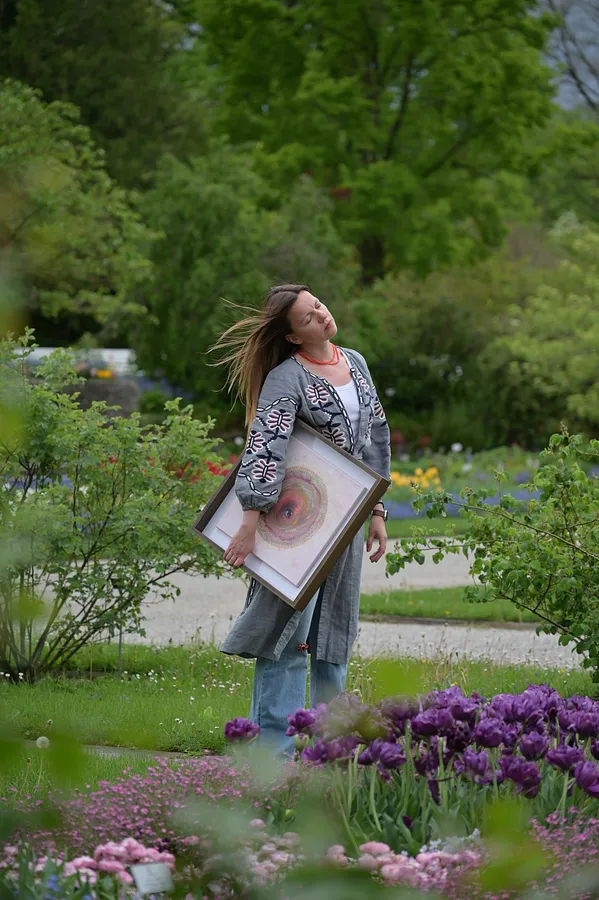 Portrait de Kateryna Kostiuk, qui travaille dans le style Art. Naīv. Teacher. Petrykivka painting. (Kiev, Ukraine)